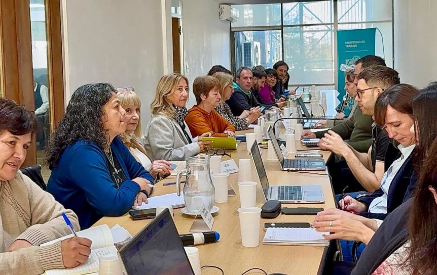 Estatales, docentes y judiciales con las manos vacías: PBA pospuso las paritarias