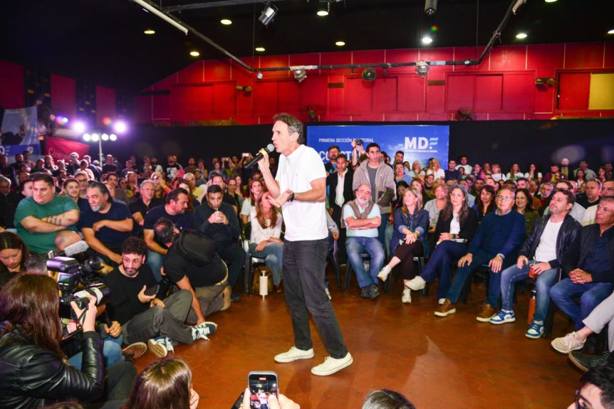 El kicillofismo plantó bandera anti Milei en el Conurbano y el interior