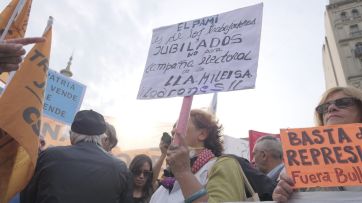 Nueva represión a jubilados: golpearon y gasearon al Padre Paco
