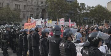 Nueva represión a jubilados: golpearon y gasearon al Padre Paco
