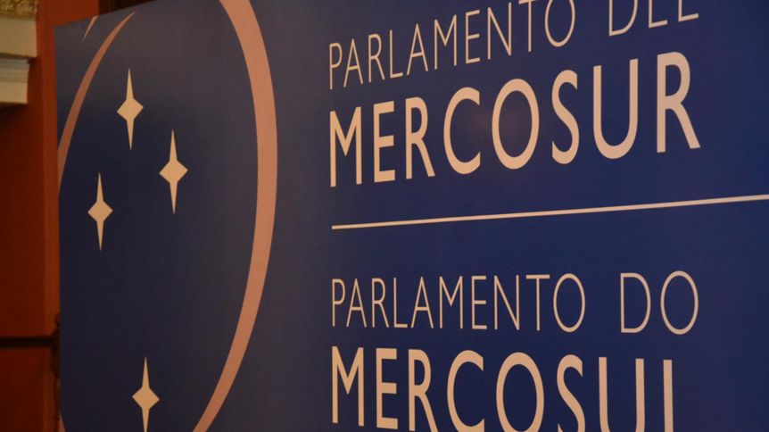 El Parlasur advirtió el recorte en derechos por la reforma migratoria de Milei