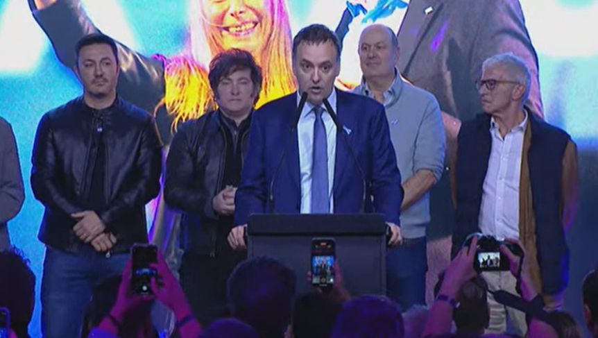 Junto a Milei, Adorni negó alianza y llamó al PRO a pintarse de violeta