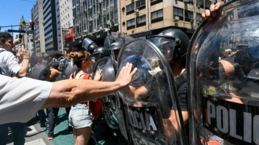 Milei instauró los “servicios trascendentales” y aniquiló por DNU el derecho a huelga