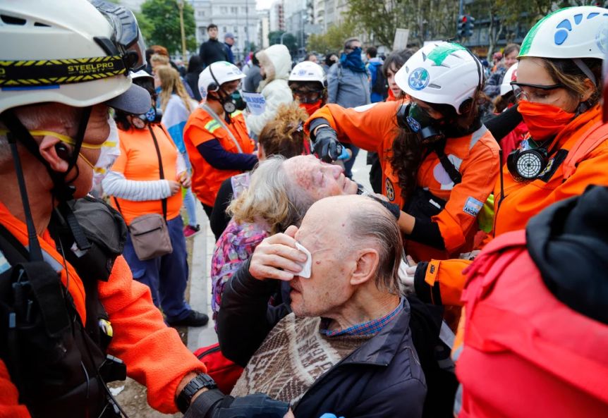 Nueva represión con gases y golpes en la marcha de jubilados