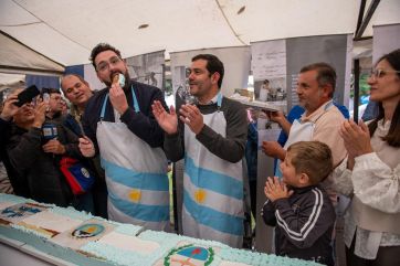 Dolores vive la Fiesta de la Torta Argentina con una torta de 450 kilos
