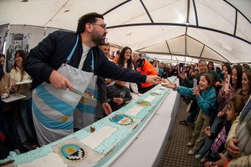 Dolores vive la Fiesta de la Torta Argentina con una torta de 450 kilos