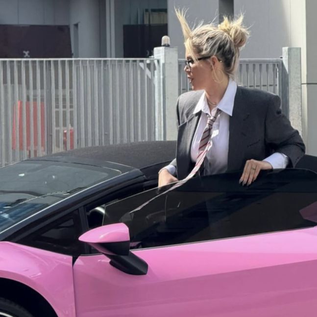 Wanda Nara se presentó a la audiencia de divorcio con un Lamborghini rosa y un tremendo look