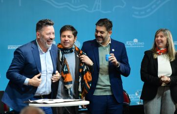 La foto de Kicillof con intendente cristinista que sorprendió en medio del fuego cruzado