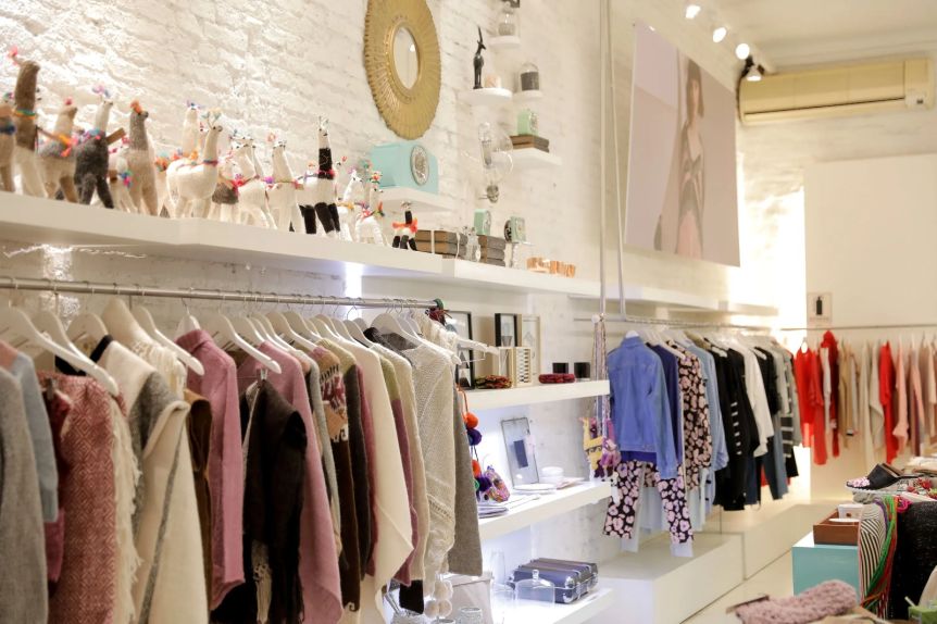 Ante la caída del consumo, las marcas de ropa bajan los precios para competir en el mercado
