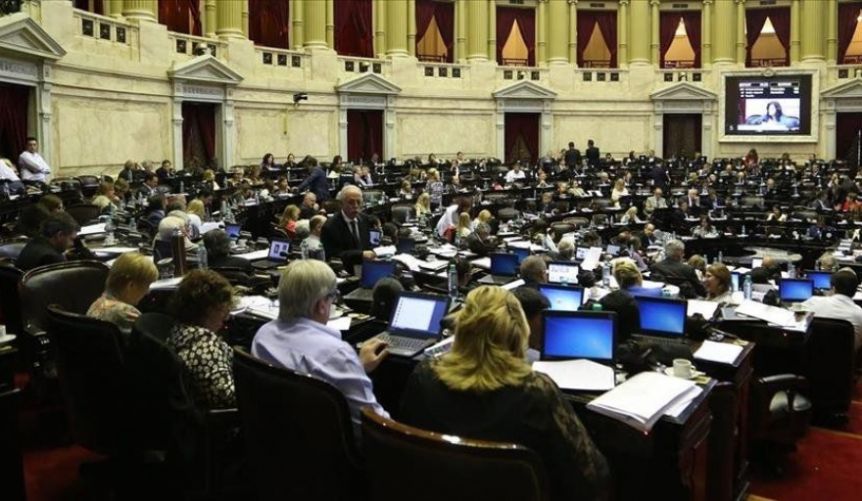 Diputados sesiona por el Garrahan y jubilaciones con una plaza repleta de manifestantes