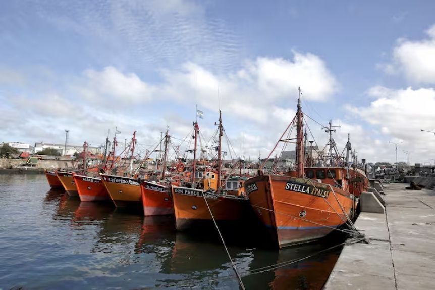 Industria pesquera en jaque: tensión sindical, barcos amarrados y un puerto paralizado en la Quinta