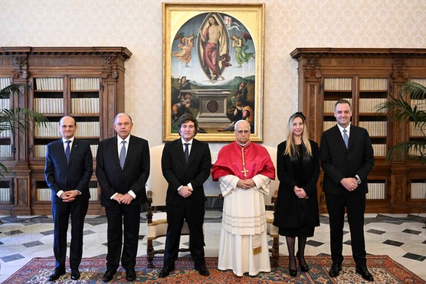 Milei tuvo su primer encuentro con el nuevo Papa y le confirmó que visitará al país
