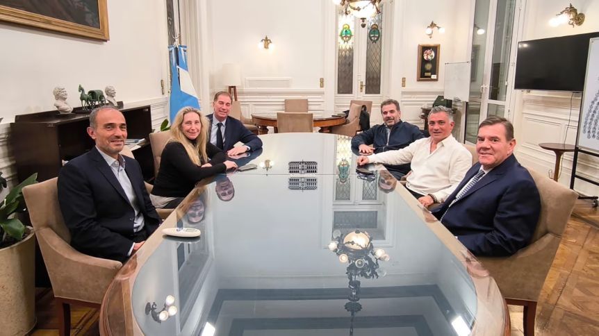 Dilema amarillo: identidad propia o perderlo todo en la fusión con LLA