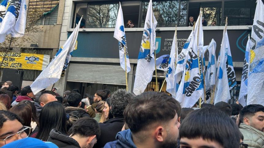 Una tarde de espera ansiosa, devoción por “la jefa” y la grieta de siempre
