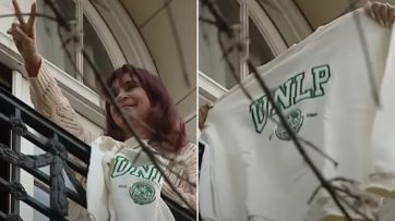 Pese a la condena, Cristina salió al balcón a saludar a la militancia