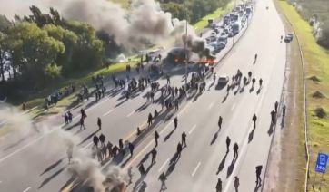 Crece la tensión: la Gendarmería avanza sobre los manifestantes en el Acceso Oeste