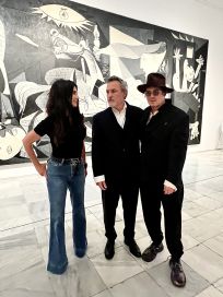 Corcho Rodríguez y Johnny Depp posaron frente al emblemático Guernica