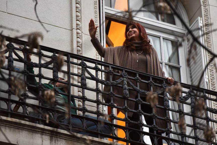 Condena a CFK: entre tobilleras, primeras visitas y banderazo por el 20 de junio