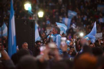 Cristina no se baja del ring y salió a destrozar al plan económico del gobierno de Milei