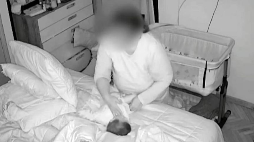 Detuvieron a una niñera luego de que los padres del bebé filmaran cómo lo maltrataba