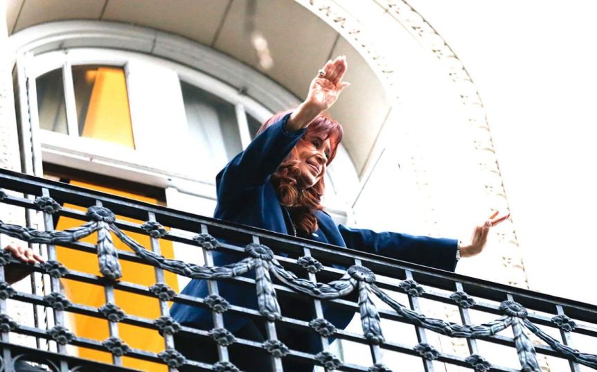 Diputados y senadores peronistas dicen que visitarán a Cristina sin pedir permiso