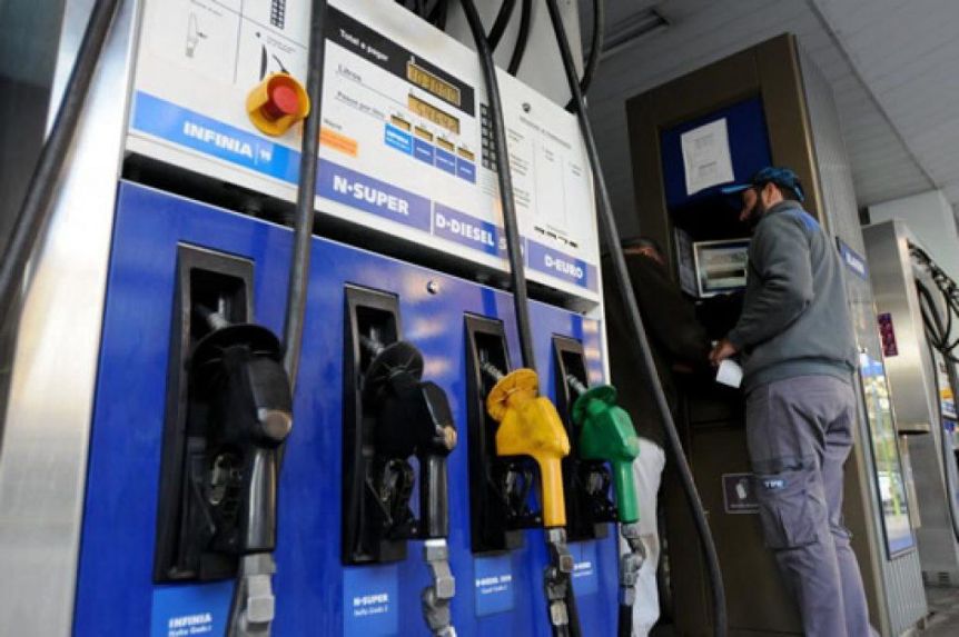 YPF bajará el precio de la nafta durante la madrugada