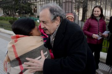 “La democracia no tiene deudas, las tenemos los políticos”