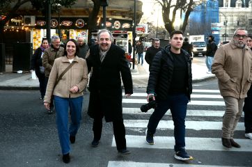 “La democracia no tiene deudas, las tenemos los políticos”