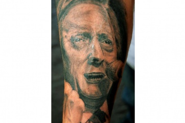 Con Néstor en la piel; insólito tatuaje