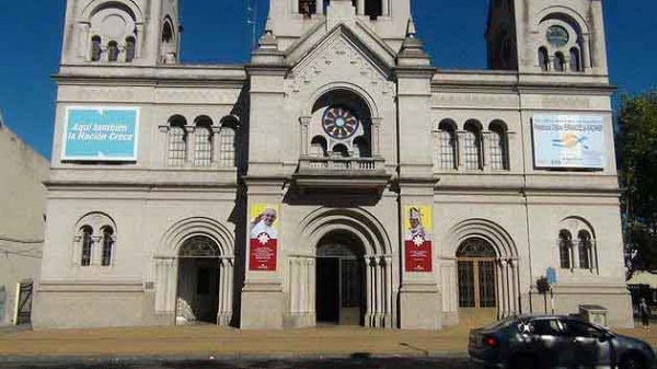 Carteles en Iglesia: ¿interviene Lunghi?