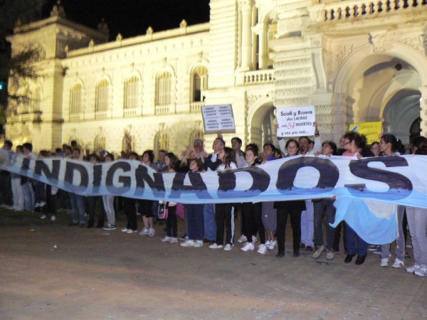 Una gran cantidad de gente marchó en La Plata