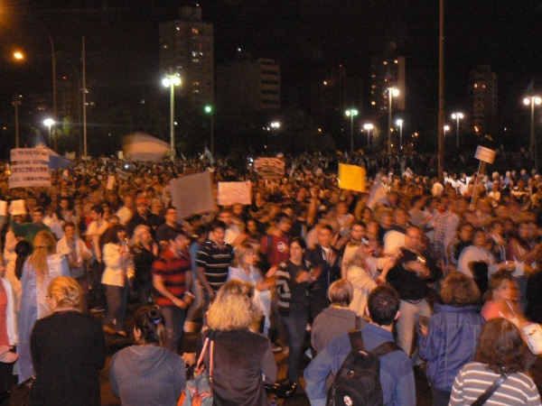 Una gran cantidad de gente marchó en La Plata