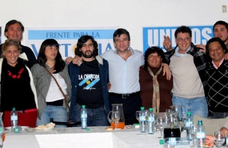 Con artistas, el FpV se lanzó contra Acuña
