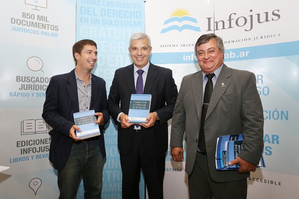 Precandidato K con alcalde massista