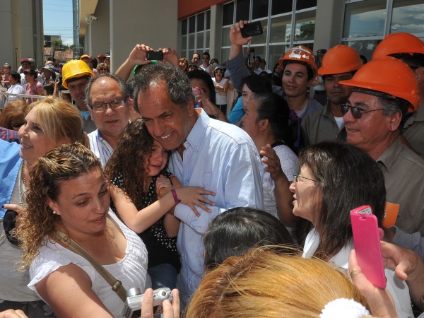 Scioli de campaña y con anuncios