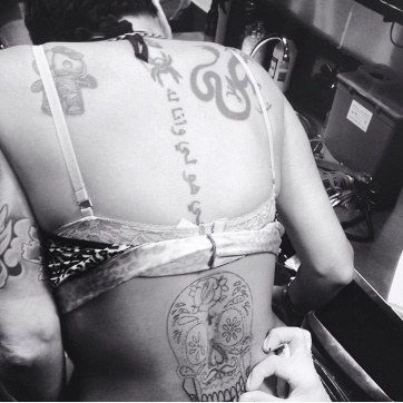 Cardone mostró hot su nuevo tattoo
