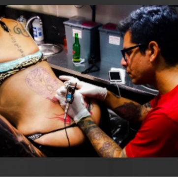 Cardone mostró hot su nuevo tattoo