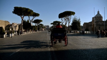 Prohiben la circulación de autos en Roma, Milán y Nápoles