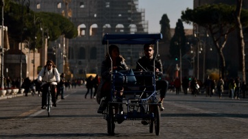 Prohiben la circulación de autos en Roma, Milán y Nápoles