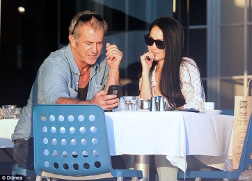 La novia de Mel Gibson, 35 años menor