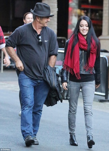 La novia de Mel Gibson, 35 años menor