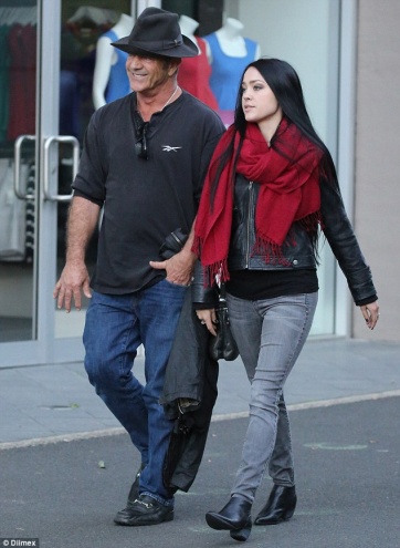 La novia de Mel Gibson, 35 años menor