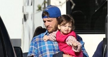 La hija de Ashton Kutcher y Mila Kunis visita a su mamá en el set