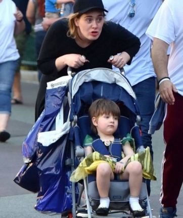 Adele visitó Disney con su hijo varón vestido de princesa