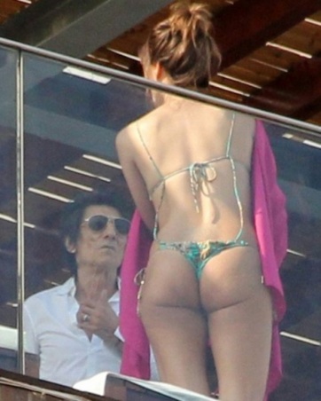 Ron Wood, sorprendido con una garota en Río de Janeiro