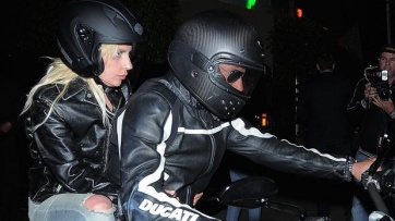 Lady Gaga y Bradley Cooper fueron a cenar juntos en moto