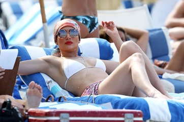 Jennifer López dejó ver sus curvas en las playas de Miami