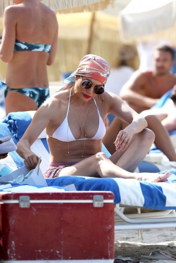 Jennifer López dejó ver sus curvas en las playas de Miami