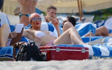 Jennifer López dejó ver sus curvas en las playas de Miami
