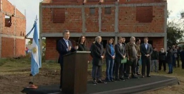 El líder del Movimiento Evita acompañó a Macri en el Conurbano y se justificó